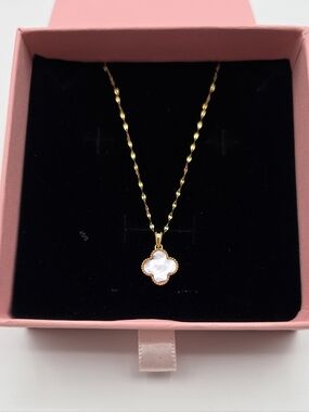 A Dainty Pure 18k SD Gold   Clover Pendant Necklace with White Mother-of-Pearl